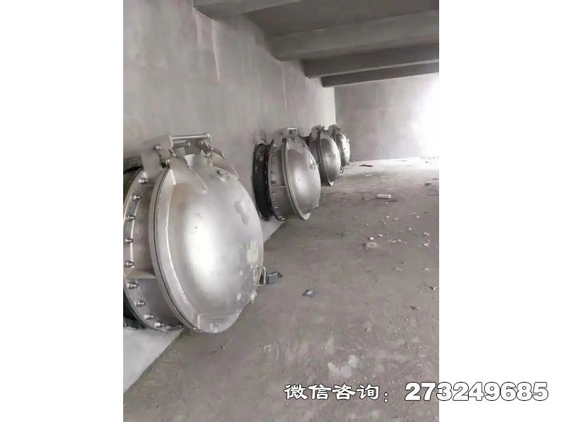 防生物附着不锈钢拍门专为沿海地区、水库等水域设计，采用316L不锈钢材质并表面处理，抑制藻类、贝类等生物附着。适配泵站出水口、取水口，保障水流畅通。产品通过水压差自动启闭，控制水流方向，防止生物堵塞。厂家提供按图定制、生物兼容性测试及安装指导服务，支持海洋工程防腐方案，降低清淤频率。