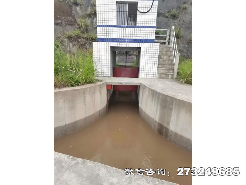 水渠灌溉闸用于农田灌溉渠道，由灌溉公司、农业合作社及水利管理所采用。通过手动螺杆调节控制水流方向，钢制闸体耐长期浸泡，防渗漏设计减少水资源浪费。支持低水头损失优化，适配中小口径渠道需求，保障灌溉效率。水渠灌溉闸价格电话微信联系厂家。
