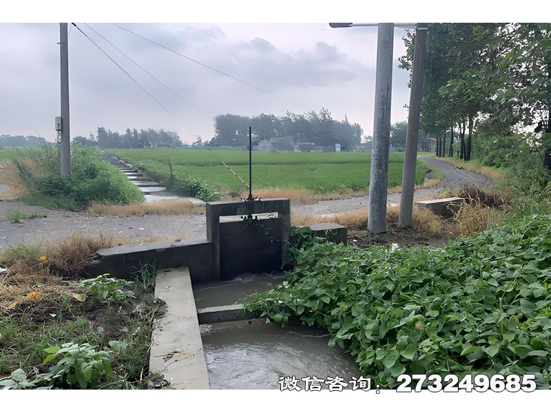 节制渠道闸用于农田灌溉渠道与生态补水工程，由灌溉公司、农业合作社及生态保护机构采用。通过手动或电动启闭精准调节水位与流量，支持分水比例动态控制。闸体采用钢制结构，适配矩形、梯形等多种渠道断面，下游消能防冲设计采用护坦消力墩或池式结构。适用于轮灌与续灌模式，可与桥梁、跌水等设施结合建设，提升综合效益。节制渠道闸价格电话微信联系厂家。