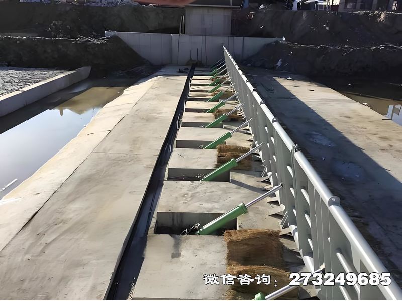 河道防洪钢坝是江河堤防的核心防洪设施，由水务局、防汛指挥部及河道管理处采用。钢制坝体可抵御高水头压力，支持自动化控制系统集成。下游设置长距离消能工，确保大流量泄洪安全，适用于蓄滞洪区分洪与河道洪水调控。河道防洪钢坝价格电话微信联系厂家。