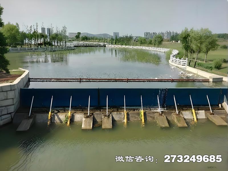 城市景观瀑布坝用于城市景观水系与商业综合体，由园林工程公司、商业地产企业及水务局采用。钢制坝体形成多级瀑布景观，支持与灯光、音乐系统联动。适配缓坡河道与商业街区，打造沉浸式水秀体验，提升区域吸引力。城市景观瀑布坝价格电话微信联系厂家。