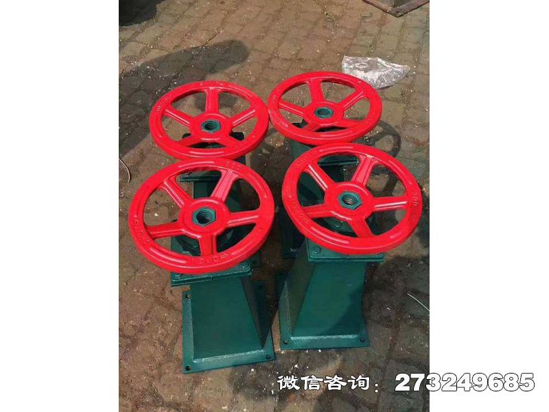 手动闸门调节设备适用于小型水利工程的流量控制，由水务局、水利管理所等单位采用。通过手动调节螺杆旋转角度控制闸门开度，支持0-100%比例调节。钢制部件表面防腐处理，适配含沙水流环境，操作简便且维护成本低。手动闸门调节设备价格电话微信联系厂家。