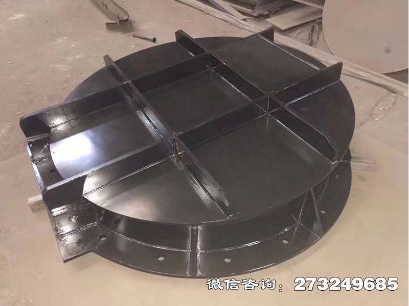 铸铁圆形抗震拍门用于地震多发区水利工程，由水务局、水利工程公司等单位采用。抗震结构设计抵御地质灾害，铸铁材质耐高压冲刷。双道密封保障止水性能，适配大口径管道需求，支持抗震性能测试认证。铸铁圆形抗震拍门价格电话微信联系厂家。